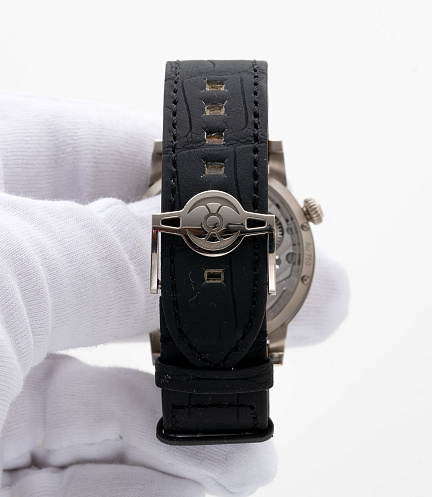 Legacy Machine 101 in White Gold