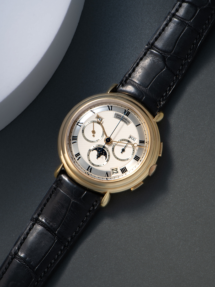 Reference 1 in Yellow Gold with a Historical Engraving on the Back Case