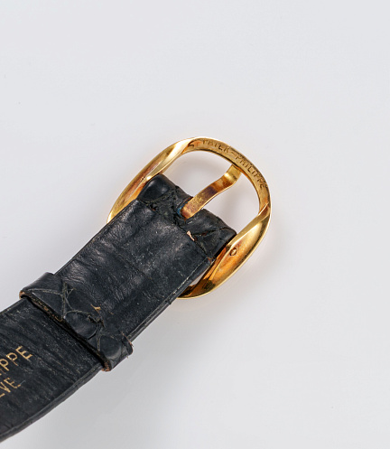 Golden Ellipse with "Clous-de-paris" in Yellow Gold 