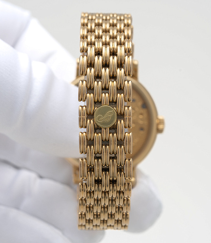 Classique Tourbillon in Yellow Gold on a Bracelet