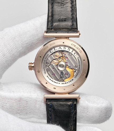 Classic in White Gold with Salmon Dial